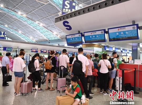 暴雨夜归人 万名旅客滞留成都机场，百万航程遇阻